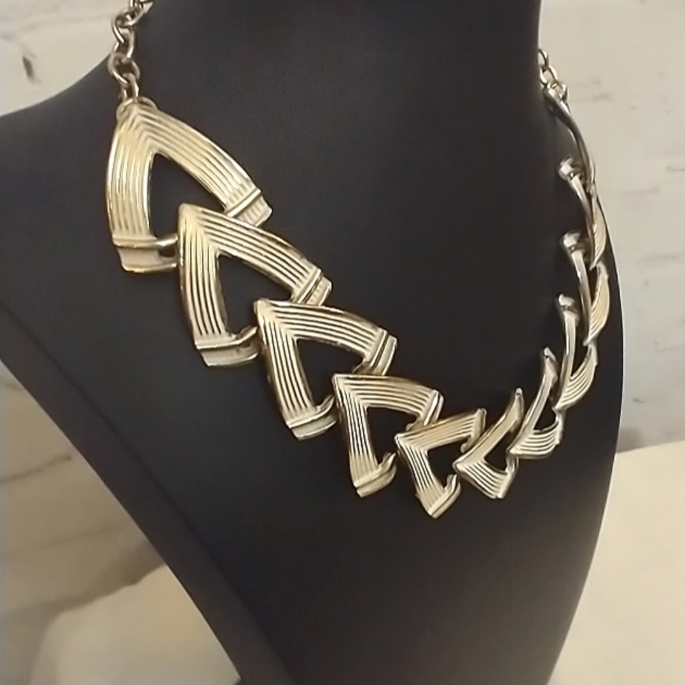 Vtg Gold Tone & White Enamel Adjustable Collar Necklace & Clip On Earring Set - Picture 3 of 7